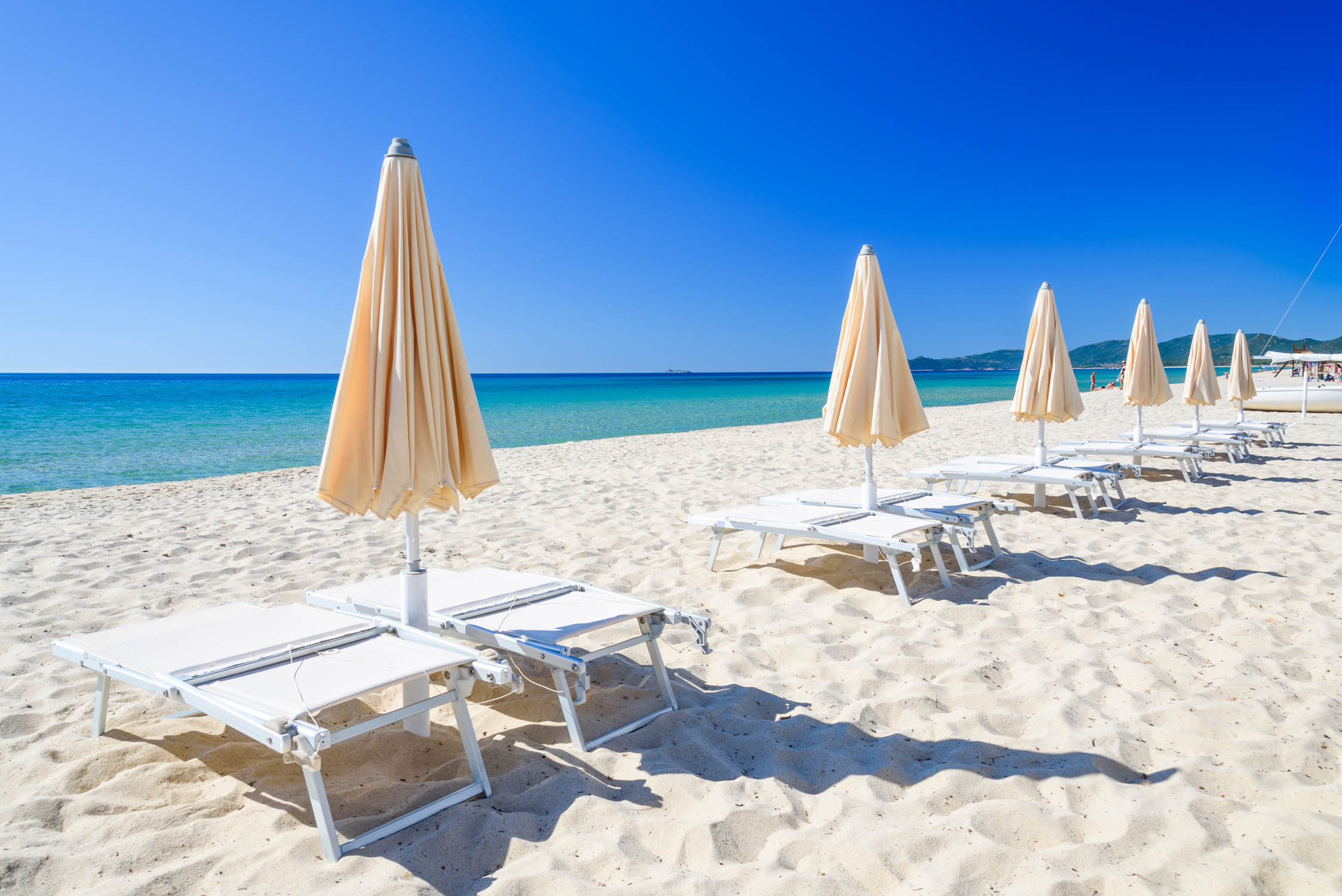 Privatstrand des EOS Village - Liegen und Sonnenschirme